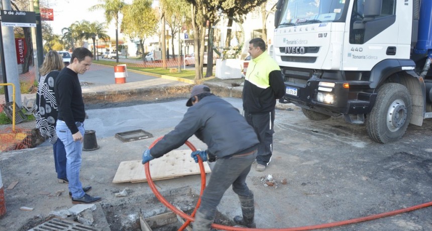 Limpian las c&aacute;maras de los desag&uuml;es pluviales de la avenida Varela 