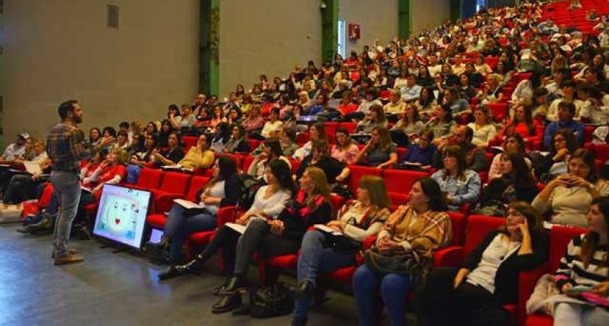 Directivos de jardines y escuelas de diversas regiones del pa&iacute;s se capacitaron en el Auditorio de Tenaris