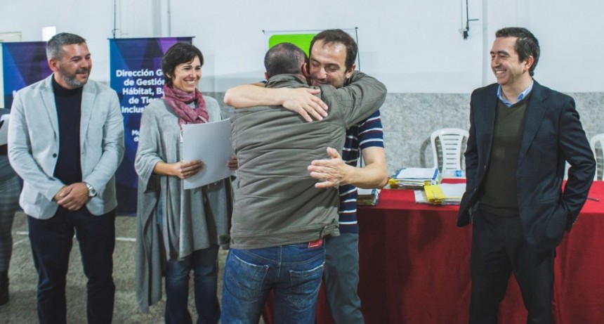    D&iacute;a hist&oacute;rico para m&aacute;s de 170 familias que recibieron y firmaron sus t&iacute;tulos de propiedad   