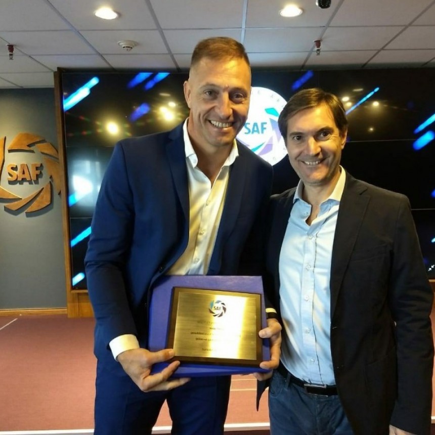 La S�perliga Argentina brind� un reconocimiento de N�stor Pitana por su actuaci�n en el Mundial Rusia 2018
