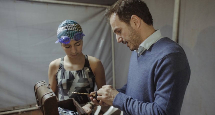 La nadadora Emma Migueles comparti&oacute; su experiencia deportiva con el Intendente
