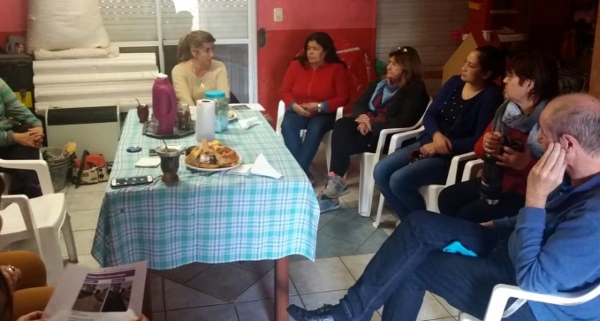 Schvartz convers&oacute; con vecinos de Las Campanas sobre futuros proyectos para el barrio