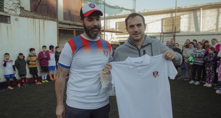  Abella acompa&ntilde;&oacute; la presentaci&oacute;n de las camisetas de la escuela de f&uacute;tbol &ldquo;La Rabona&rdquo;