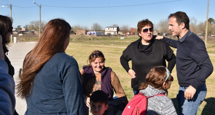 Junto a vecinos, Abella disfrut&oacute; de una tarde recreativa en la nueva plaza de San Cayetano