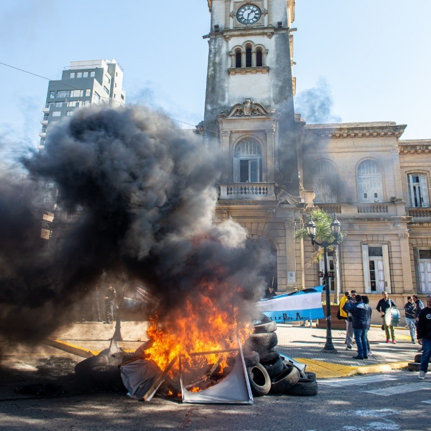 Quema de carteles pol&iacute;ticos, trabajadores intoxicados y evacuaci&oacute;n de edificios en violenta manifestaci&oacute;n