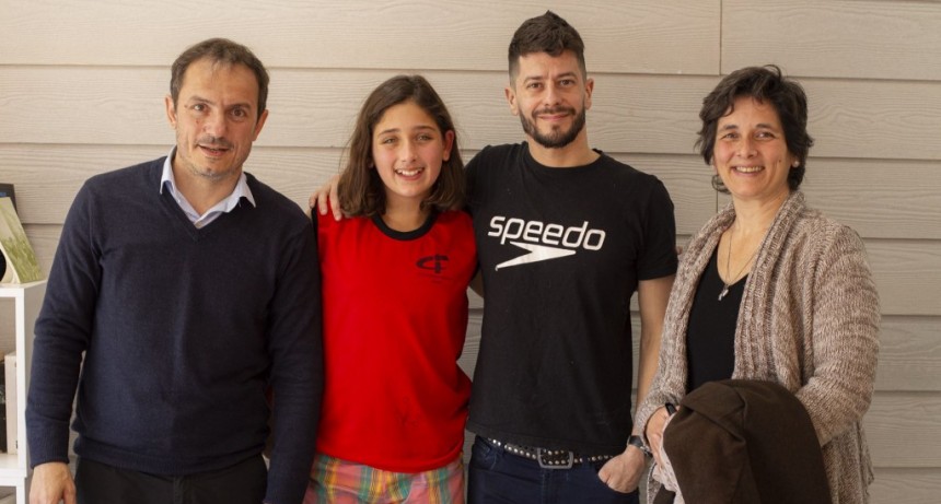 Abella recibi&oacute; a joven nadadora que competir&aacute; en torneo nacional