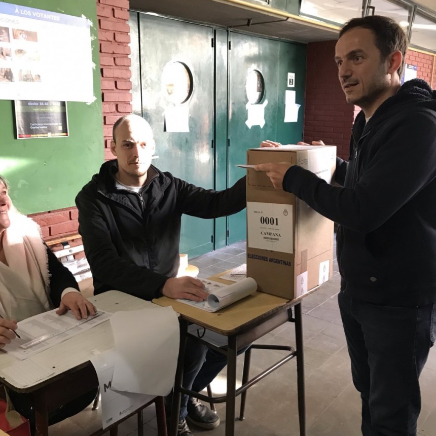 Sebasti&aacute;n Abella fue el segundo candidato a Intendente en emitir su voto