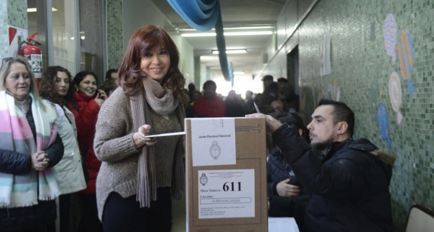 Cristina Kirchner vot&oacute; en R&iacute;o Gallegos y se retir&oacute; sin hacer declaraciones