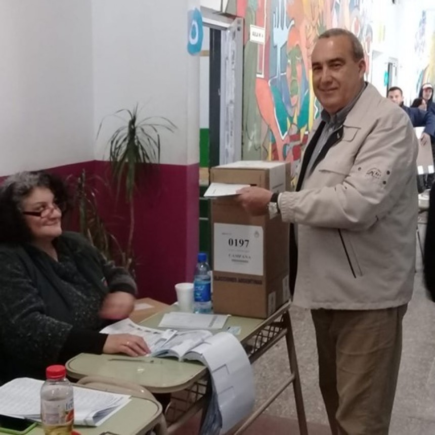 El &uacute;ltimo candidato a Intendente en emitir su voto fue Anibal Valdivia