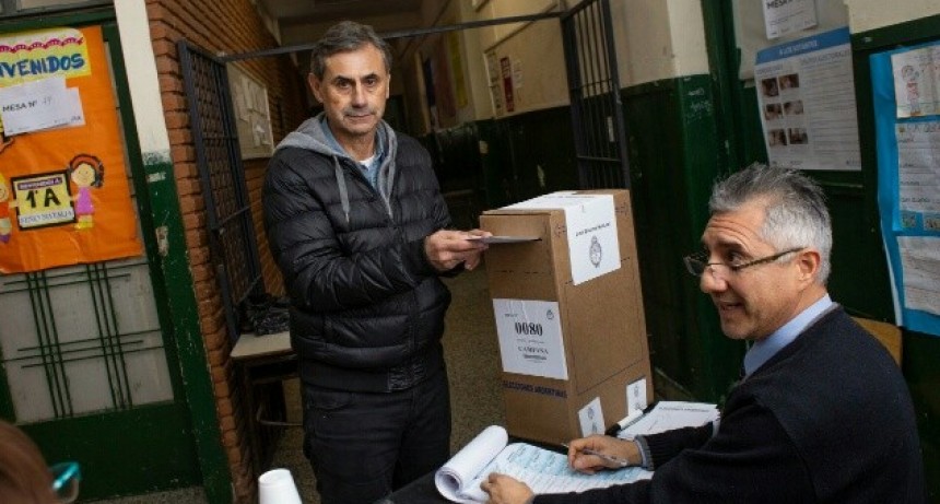  El candidato de Juntos por el Cambio Luis Gomez fue uno de los madrugadores de la jornada