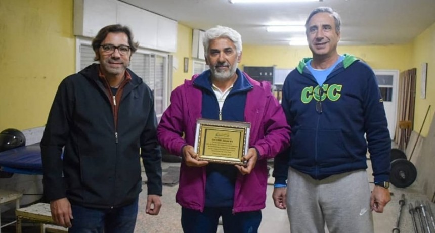 El Club Ciudad de Campana entreg&oacute; un reconocimiento al Profesor Victor Robert