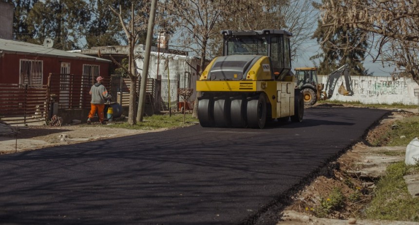 El Intendente supervis&oacute; el avance de obras de asfalto en los barrios