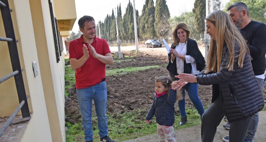 El Intendente entreg&oacute; nuevas casas del Plan 104 Viviendas