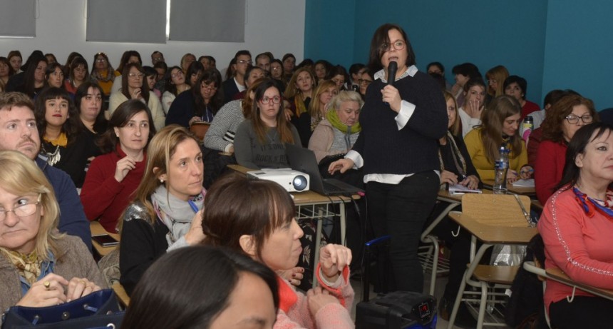 M&aacute;s de 130 profesionales participaron de una capacitaci&oacute;n sobre suicidio en la adolescencia