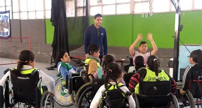 Campana particip&oacute; de un encuentro de b&aacute;squet adaptado