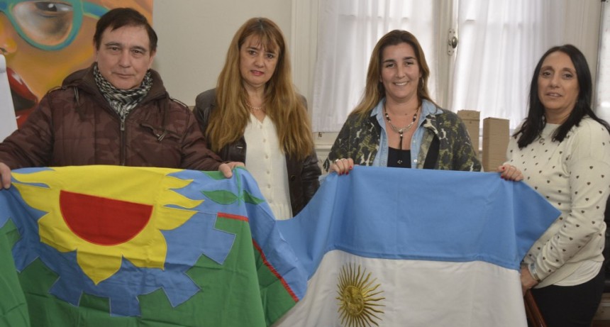 Entregan banderas de ceremonias a instituciones educativas