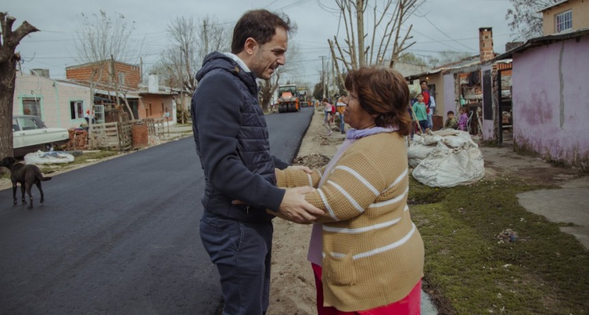 Con fondos municipales, avanzan las obras de asfalto en Las Acacias y Lubo