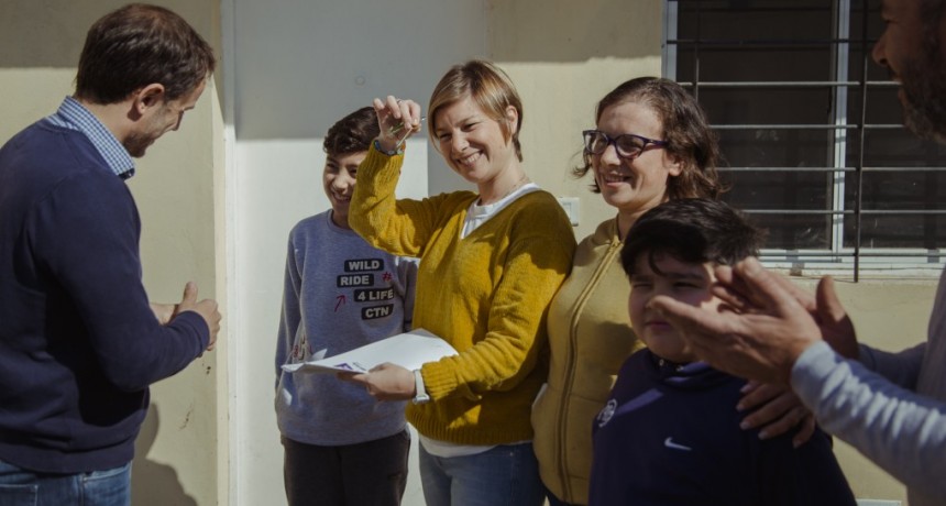 Contin&uacute;a la entrega de casas a los adherentes del plan "104 viviendas"