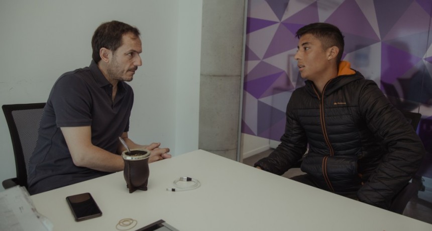 Abella recibi&oacute; al tenista campanense Hugo Su&aacute;rez