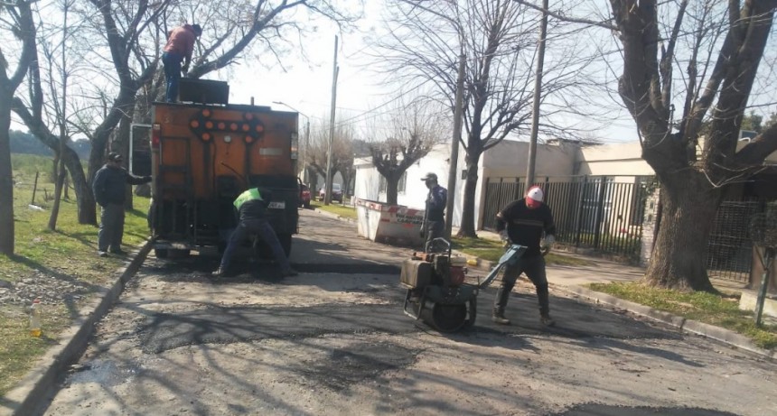 El Municipio realiza trabajos de bacheo en Ariel del Plata 