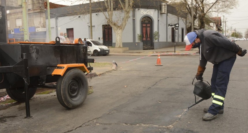 Nuevos trabajos de tomado de juntas por calles del casco urbano