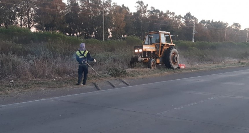 Ante la falta de mantenimiento de la Provincia, el Municipio realiza tareas a los costados de Ruta 6