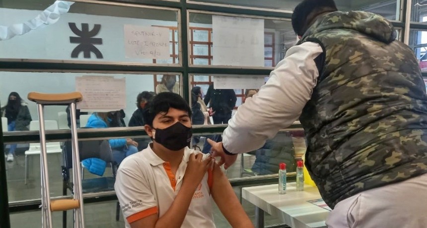 Joaquín fue el primer menor de edad vacunado en Campana contra el COVID-19