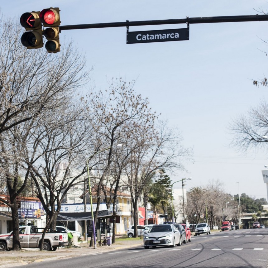 El Municipio coloca señalética colgante en los semáforos de la ciudad 