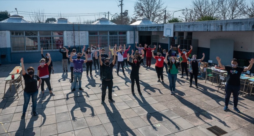 En una jornada de voluntariado se acondicionaron las aulas de la Escuela Nº10 que recibirán al programa ExtraClase