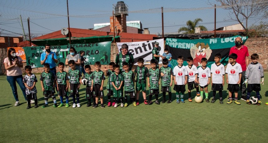 El equipo Sentir presentó su nueva escuelita de fútbol para niños