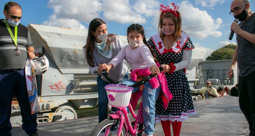 Con una megafiesta frente al río, cientos de familias disfrutaron del Día de las Infancias