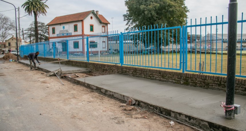 Como parte de las obras, el Municipio construye la vereda de acceso a la nueva Costanera 