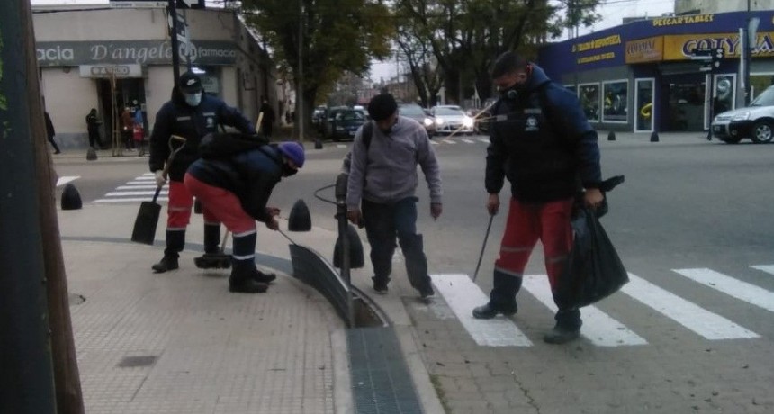 Limpian las canaletas pluviales de la avenida Rocca