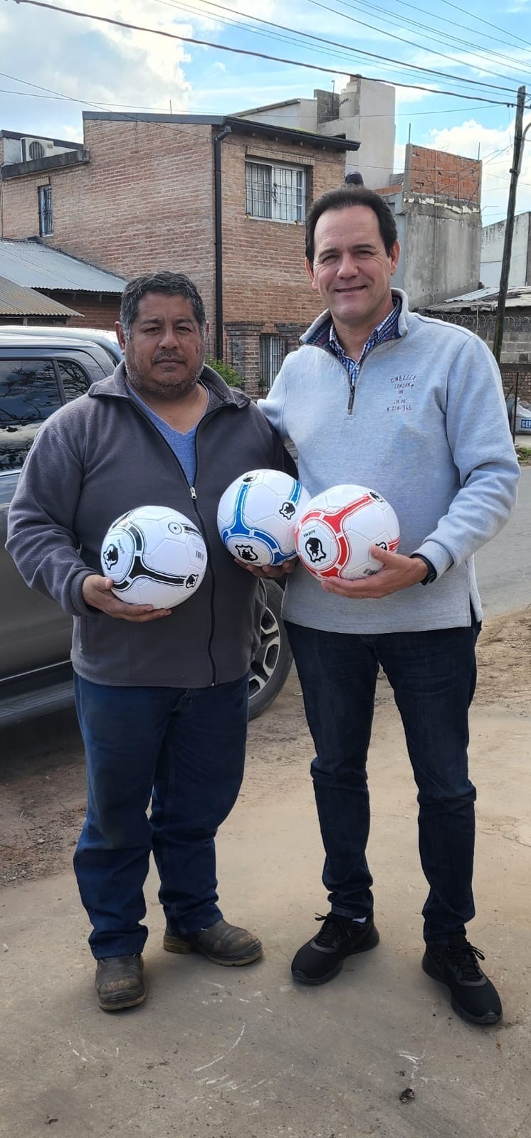 Octavio Lagar donó balones de Fútbol Profesional al Club Atlético Barrio Lubo