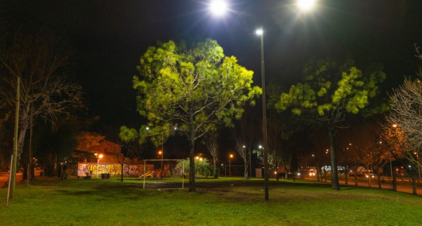 Espacios públicos: refuerzan la iluminación de la plaza del Banco Provincia