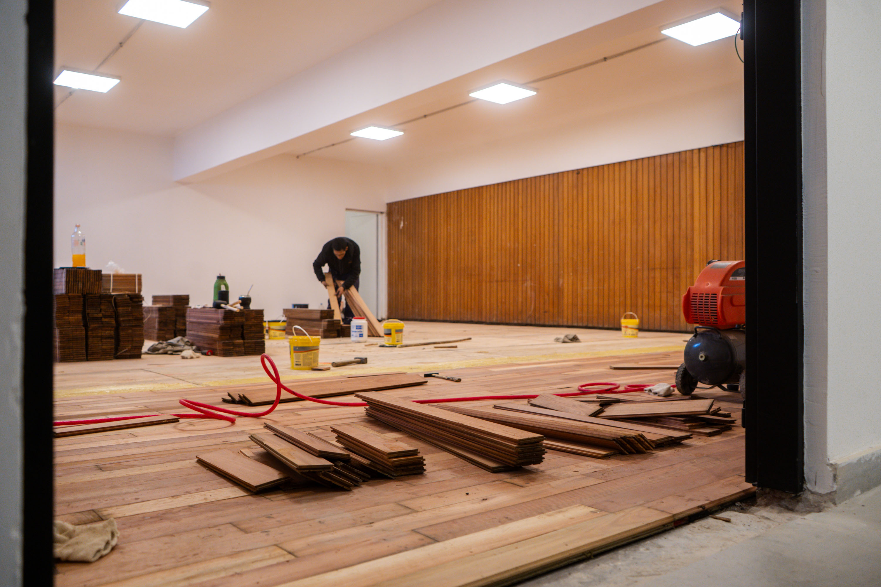 El Intendente recorrió los avances de la obra de remodelación del teatro Pedro Barbero