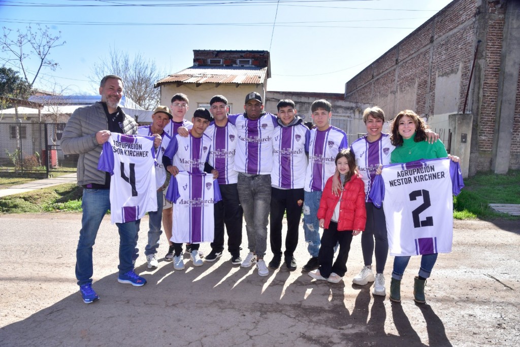 Entrega de nuevas camisetas a equipo de fútbol del barrio Villanueva