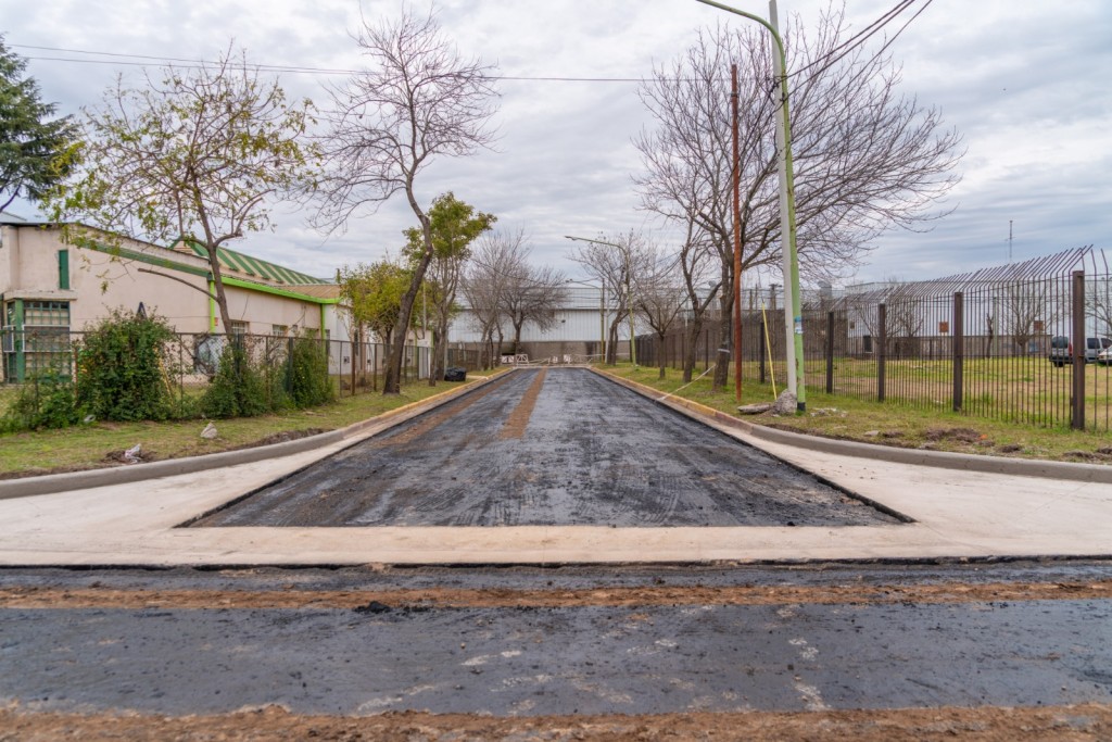 Abella supervisó la renovación de la carpeta asfáltica en el barrio Petroleros