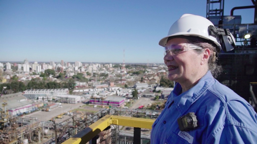 Una visita al corazón de su historia en Campana: Adriana cumplió su sueño en la refinería de AXION energy