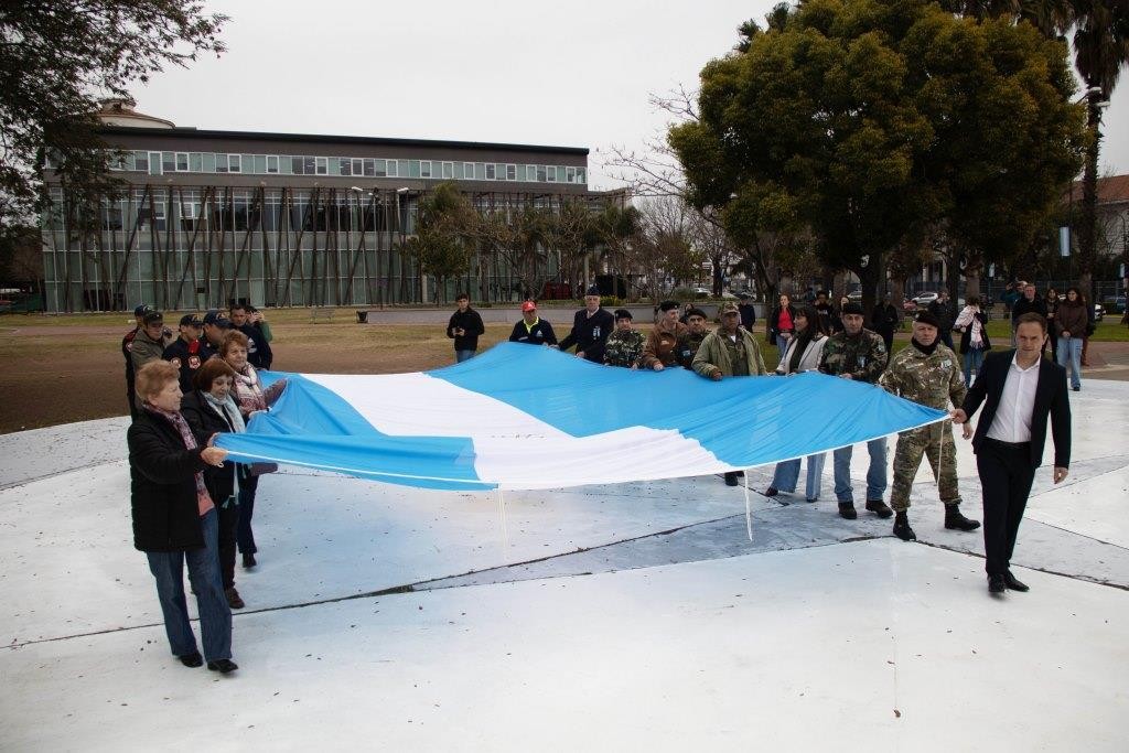 La bandera argentina se izó por primera vez en el nuevo mástil del Parque Urbano