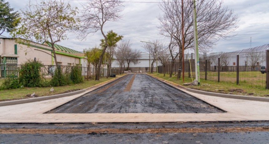 Abella supervisó la renovación de la carpeta asfáltica en el barrio Petroleros