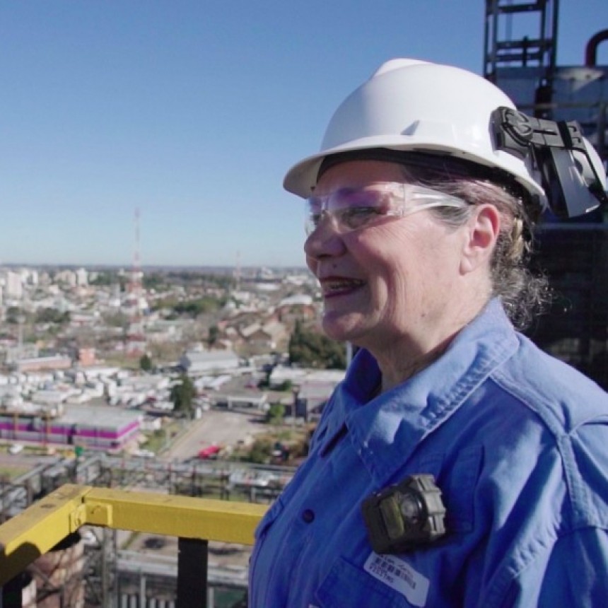 Una visita al corazón de su historia en Campana: Adriana cumplió su sueño en la refinería de AXION energy