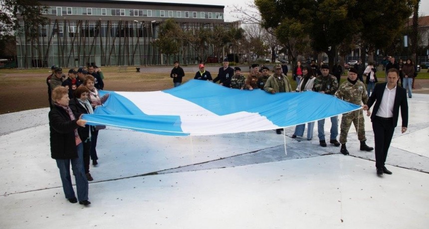 La bandera argentina se izó por primera vez en el nuevo mástil del Parque Urbano