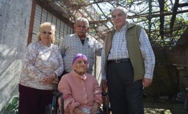 En nombre del HCD, Gozo le entreg&oacute; una ayuda econ&oacute;mica a la vecina de 114 a&ntilde;os
