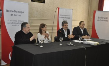 Con la firma de nuevas escrituras, el Municipio contin&uacute;a trabajando por el futuro de los vecinos 