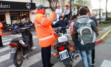 En inmediaciones de las Plazas &ldquo;Italia&rdquo; y &ldquo;Eduardo Costa&rdquo;, el Municipio intensifica los controles de tr&aacute;nsito
