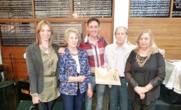 Luis Grassi present&oacute; sus obras pl&aacute;sticas y literaria a la Comunidad