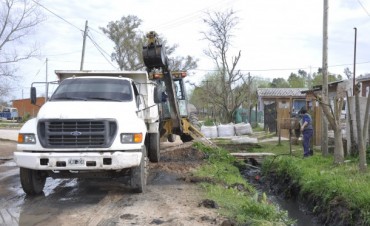 El Municipio contrat&oacute; una Retroexcavadora sobre Oruga con Brazo Largo para mejorar el escurrimiento de las aguas en todos los desag&uuml;es pluviales  