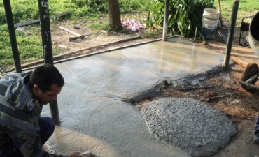 Obras y Servicios P&uacute;blicos trabajaron en la realizaci&oacute;n del piso de concreto de la parada de colectivos de M&aacute;rmol y Castelli