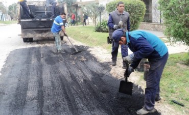 El Municipio desarroll&oacute; obras de bacheo y mantenimiento en el Barrio Las Acacias